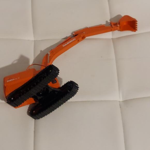 New Clover Daewoo Excavator Solar 220 LC-V 1/40 Scale Diecast Model Vehicle - Picture 6 of 7